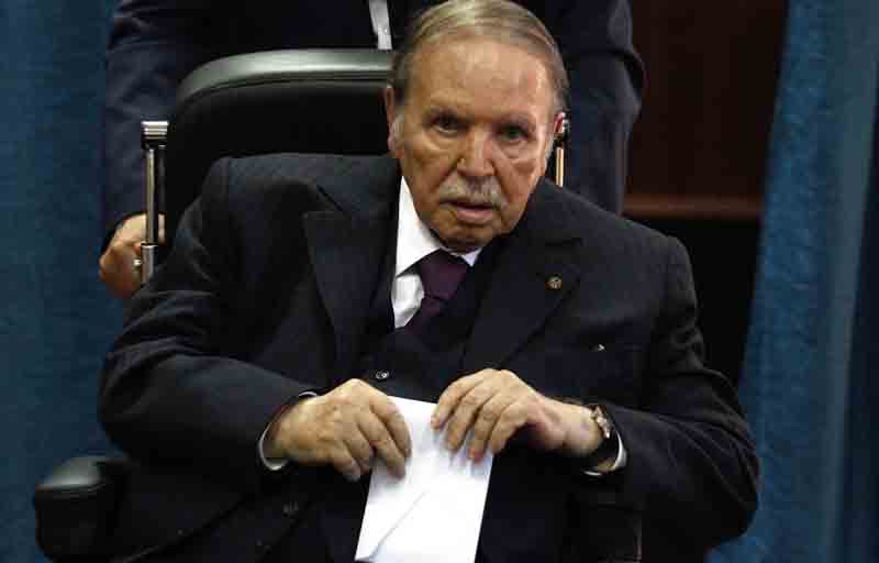 Le président Abdelaziz Bouteflika sur un fauteuil roulant s'apprêtant à voter