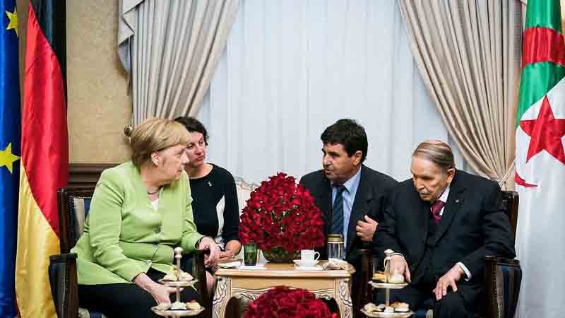 Abdelaziz Bouteflika, malade, l'esprit ailleurs, est montré à côte d'Angela Merkel