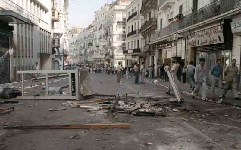 Alger mis à sac par les émeutiers d'octobre 1988. Vue sur la rue Didouche Mourad