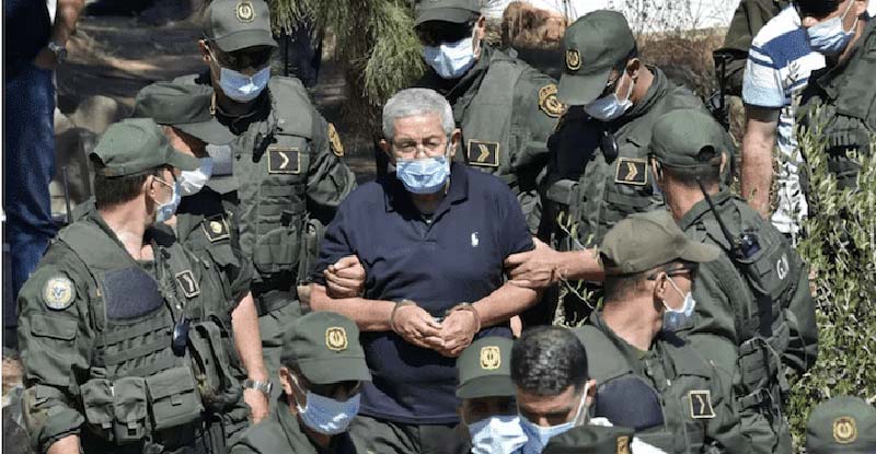 L'ex-Premier ministre Ahmed Ouyahia entouré par des gendarmes