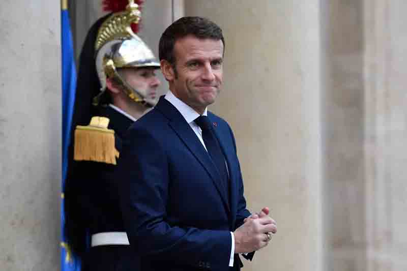 Emmanuel Macron debout sur le perron de l'Elysée