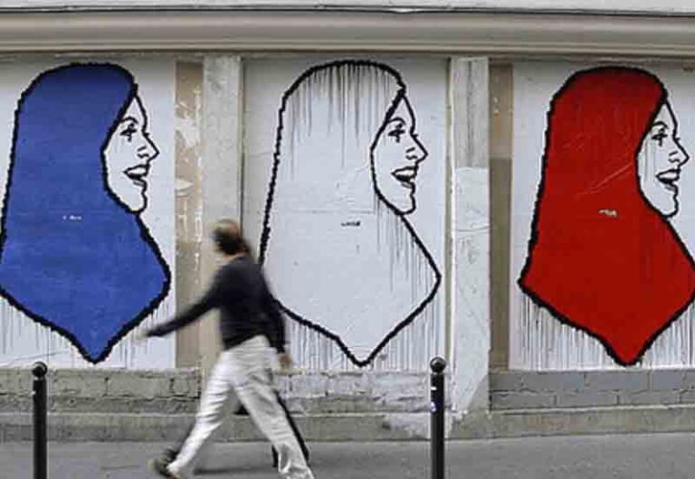 Dessin mural représentant 3 femmes voilées aux couleurs de la France